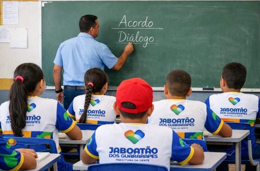  Prefeitura do Jaboatão garante reajuste de 5,4% para professores após acordo com sindicato Gestão de Mano Medeiros também assegura aumento em gratificações e avanços em benefícios para mais de 4 mil profissionais da educação