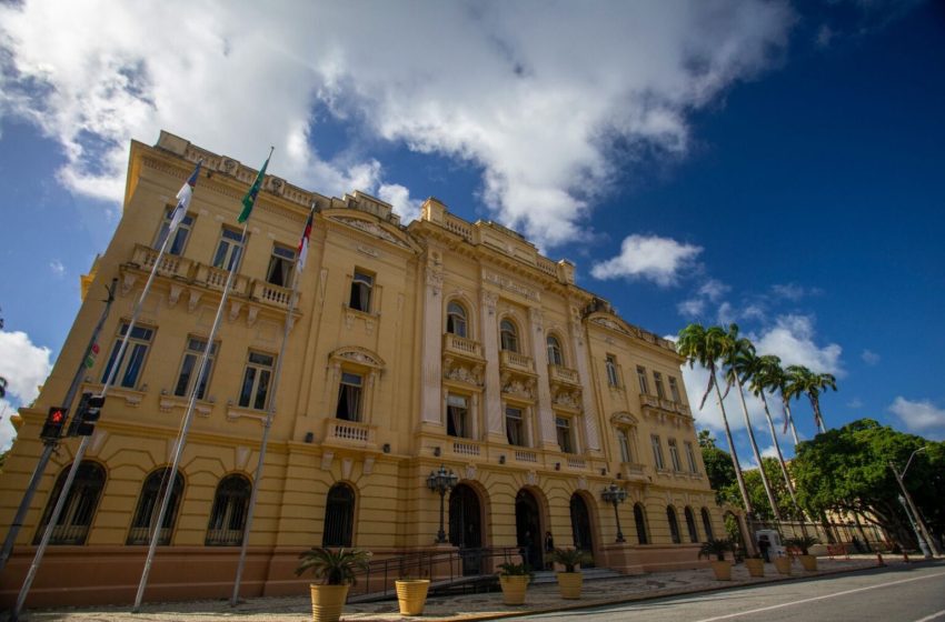  Raquel Lyra prepara exoneração de secretários para disputa nas eleições de outubro Medida atende prazo de desincompatibilização e deve atingir ao menos oito nomes do governo estadual antes do feriadão da Semana Santa