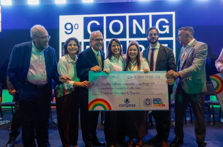  Jaqueira recebe quase R$ 5 milhões da concessão da Compesa e reforça investimentos em obras e saneamento Prefeita Ridete Pellegrino recebeu cheque simbólico das mãos da governadora Raquel Lyra durante o Congresso da Amupe; valor será repassado em parcelas ao município
