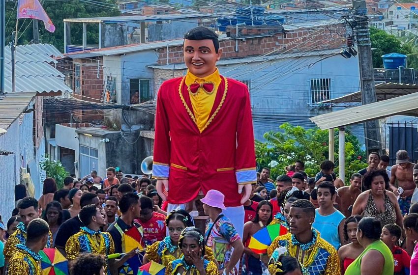  Arrastão do Paço do Frevo com Dom Juan do Monte movimenta o Recife Antigo neste domingo Troça carnavalesca de Olinda com boneco gigante e cortejo completo desfila pelas ruas do Bairro do Recife com orquestra do maestro Oséas e grupos culturais convidados