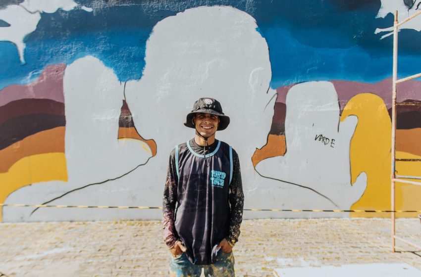  Mural no Compaz Ariano Suassuna celebra legado armorial com releitura contemporânea Obra “O Sonho e o Riso” será pintada nesta sexta (17) e leva a estética do Movimento Armorial para o graffiti, unindo tradição e arte urbana no Recife