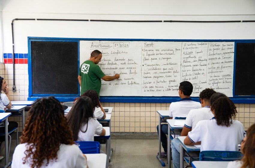  Pernambuco garante reajuste de 5,4% para professores da rede estadual Projeto aprovado por unanimidade na Alepe será sancionado por Raquel Lyra e amplia valorização de profissionais da educação