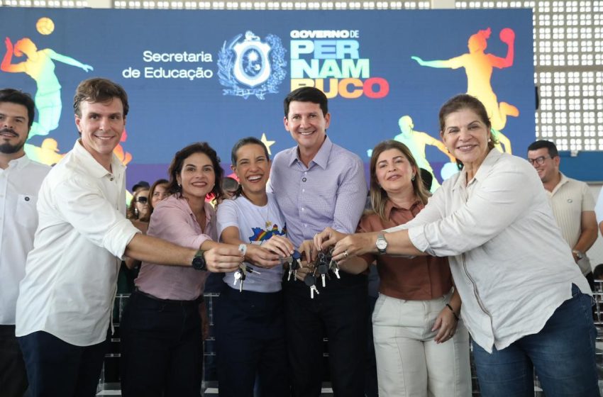  Raquel Lyra assina concessão do saneamento no Sertão e anuncia pacote de investimentos em Petrolina Contrato prevê R$ 3,2 bilhões em investimentos, enquanto governo entrega centro esportivo, ônibus escolares e obras para ampliar abastecimento de água
