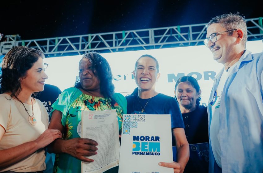  Raquel Lyra entrega 691 títulos de propriedade e anuncia investimentos em Santa Maria da Boa Vista Ação histórica de regularização fundiária beneficia famílias do Sertão e inclui entrega de ônibus escolares e melhorias habitacionais