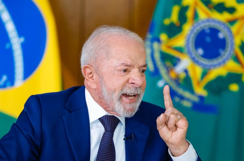 Lula anuncia inclusão de devedores do FIES em pacote contra endividamento Presidente defende renegociação para estudantes inadimplentes e reforça educação como investimento para o desenvolvimento do país