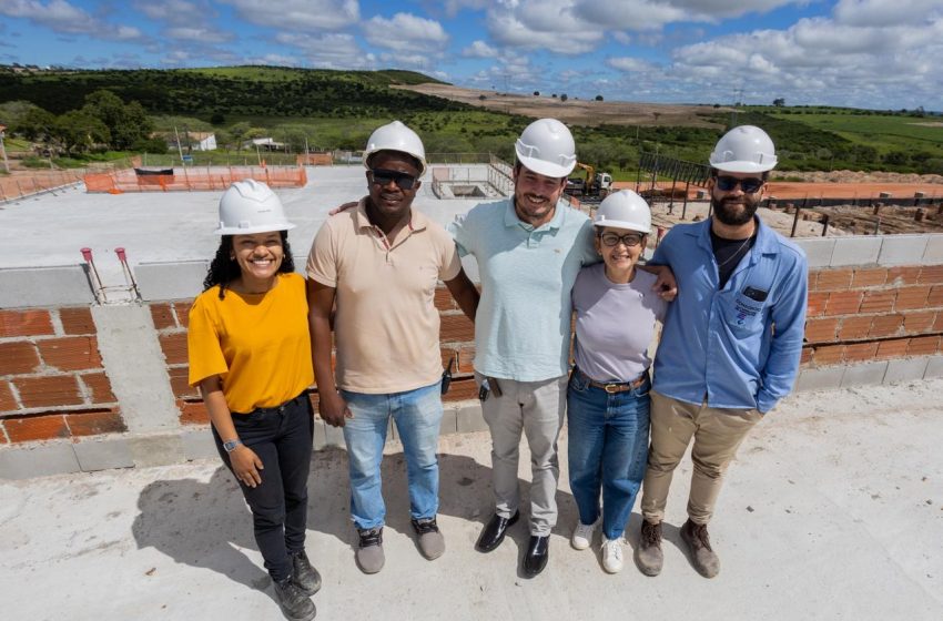  Débora Almeida destaca avanço e qualidade das obras da Maternidade de Garanhuns Durante visita técnica, deputada do Partido Social Democrático elogia ritmo da construção e reforça investimentos do governo Raquel Lyra na saúde do Agreste