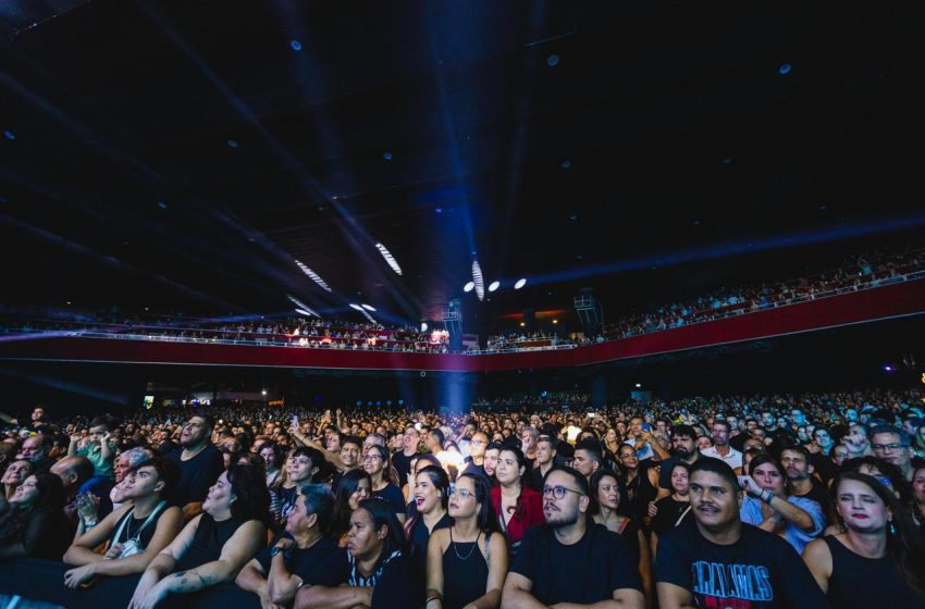  Os Paralamas do Sucesso comandam noite histórica no Classic Hall com mais de duas horas de sucessos Com casa cheia e clima de celebração, banda levou o público a uma viagem pelos 40 anos de carreira e transformou o palco em um grande encontro de gerações