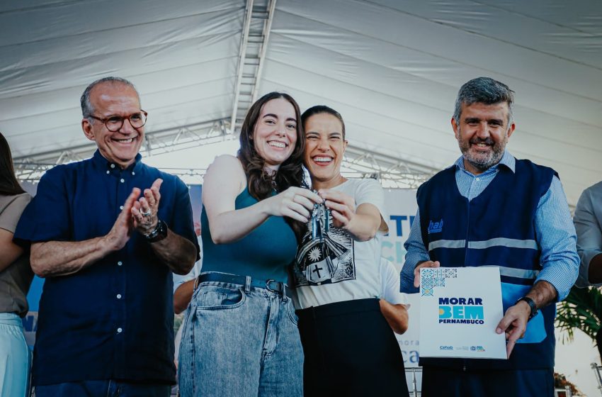  Raquel Lyra entrega chaves de 125 moradias no Recife e reforça avanço do Programa Morar Bem Famílias beneficiadas pelo Entrada Garantida receberam unidades habitacionais em Dois Unidos com subsídio de até R$ 20 mil para aquisição da casa própria