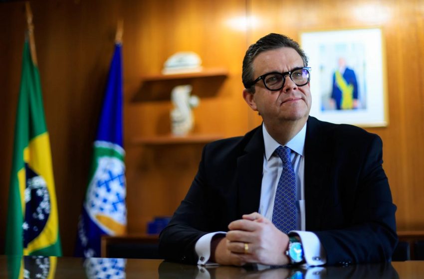  Após internação, ministro Wolney Queiroz retoma agenda e participa do Governo do Brasil na Rua no Recife Titular da Previdência Social volta às atividades e acompanha ação federal que oferece perícias médicas e atendimentos do INSS sem agendamento na capital pernambucana