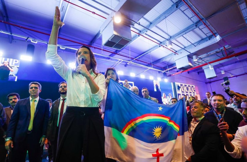  Raquel Lyra destina R$ 1,3 bilhão da concessão da Compesa aos municípios e autoriza duplicação da BR-232 Governadora realizou entrega simbólica de cheques a 151 cidades pernambucanas durante congresso da Amupe e assinou licitação de novo trecho entre São Caetano e Belo Jardim