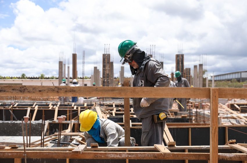  Pernambuco cria 3,2 mil empregos em março e acelera geração de vagas em 2026 Resultado do Caged mostra crescimento de 210% em relação a 2025, com destaque para os setores de Serviços e Construção Civil