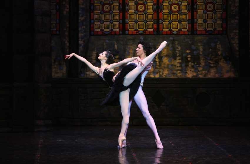  Moscow City Ballet retorna ao Recife com “O Lago dos Cisnes” no Teatro Guararapes Companhia russa se apresenta no dia 23 de maio com 36 bailarinos em cena e ingressos já à venda