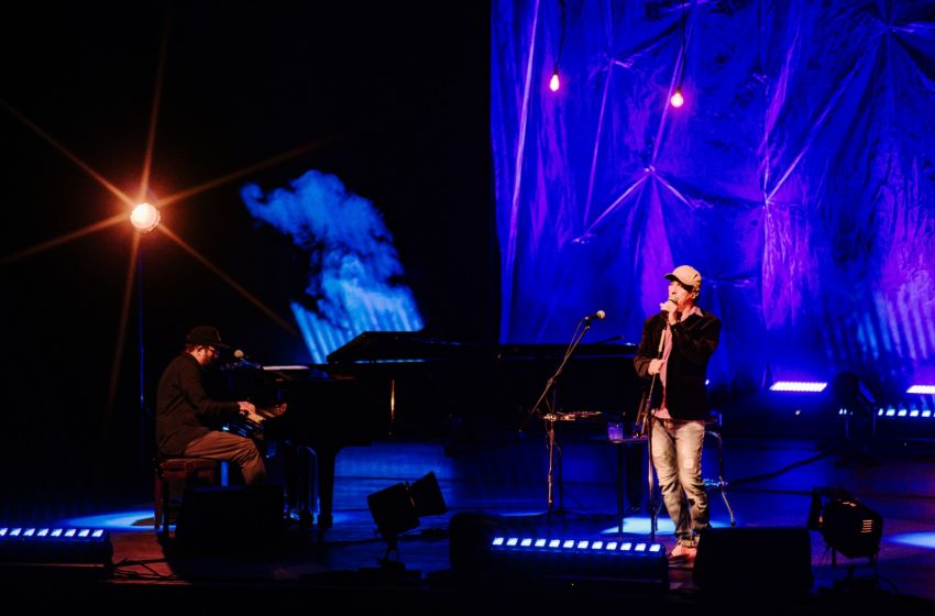  Zeca Baleiro retorna ao Recife com show intimista “Piano” no Teatro Guararapes Apresentação acontece no dia 16 de maio e traz releituras e sucessos da carreira do cantor maranhense