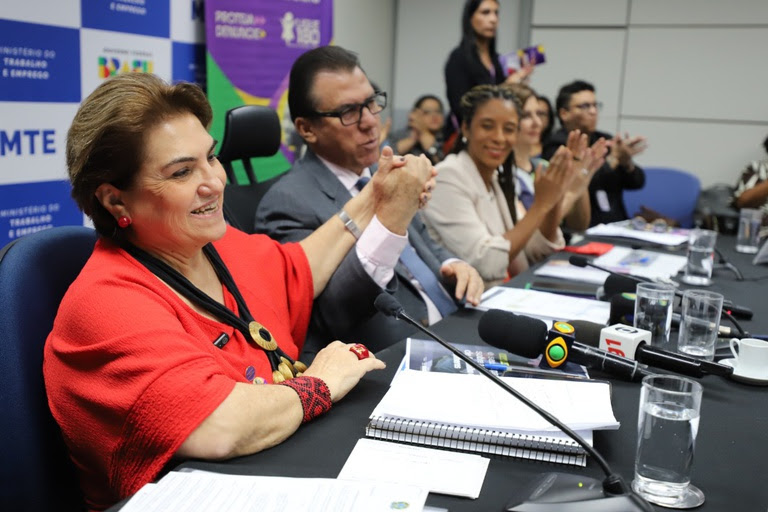  Emprego formal de mulheres negras cresce 29% em 2025, mas desigualdade salarial ainda persiste Relatório de Transparência Salarial aponta avanço recorde na contratação feminina em grandes empresas, enquanto mulheres seguem recebendo, em média, 21,3% a menos que os homens