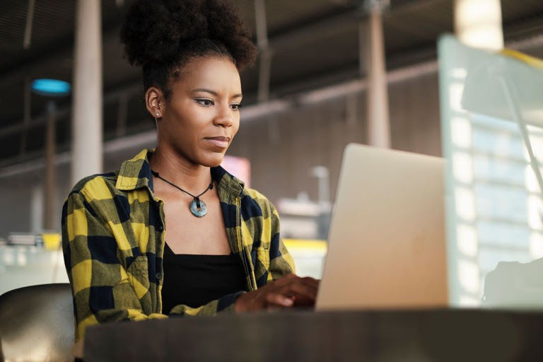  Mulheres ocupam 36,8% dos empregos formais em grandes empresas de Pernambuco, aponta relatório Levantamento do Governo Federal mostra que mulheres ainda recebem 10,6% a menos que os homens no estado; maioria dos vínculos femininos é ocupada por mulheres negras