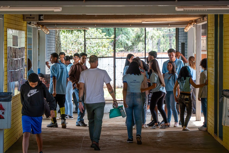  Após dois anos do Pé-de-Meia, abandono escolar cai 50% em Pernambuco Programa beneficia mais de 366 mil estudantes no estado e também reduz reprovação e atraso escolar na rede pública