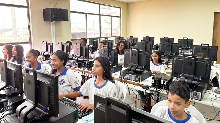  Pernambuco ultrapassa 70% das escolas conectadas e Brasil avança para universalizar internet na educação até 2026 Mais de 4,1 mil unidades de ensino pernambucanas já têm internet de qualidade para uso pedagógico; governo federal anuncia expansão para alcançar todas as escolas públicas do país