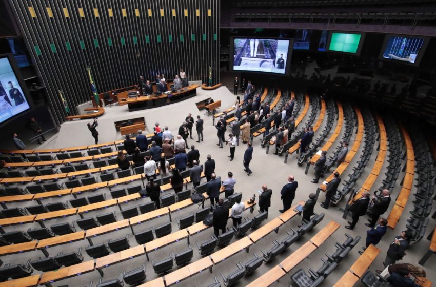 Líderes partidários recuam e pedem retirada de emenda sobre transição da redução da jornada de trabalho Discussão sobre proposta ligada ao fim da escala 6x1 foi adiada após divergências entre parlamentares e repercussão nas redes sociais