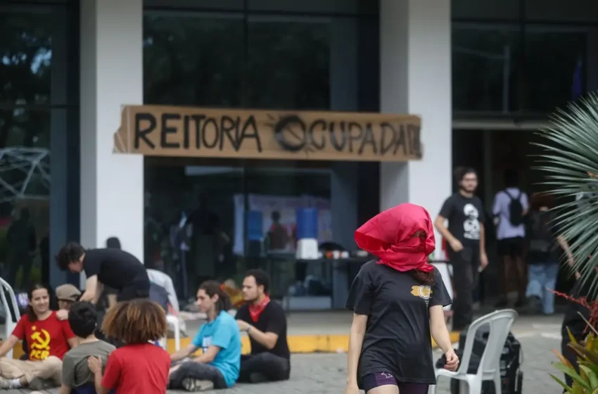  Docentes da USP paralisam atividades em solidariedade aos alunos e reivindicam aumento salarial