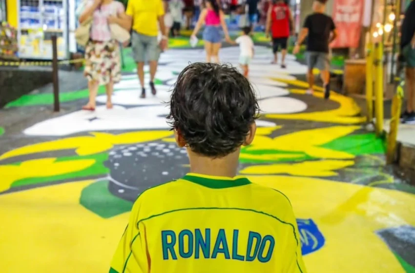  Rocinha ganha vida com galeria a céu aberto em tons de verde e amarelo na Via Ápia