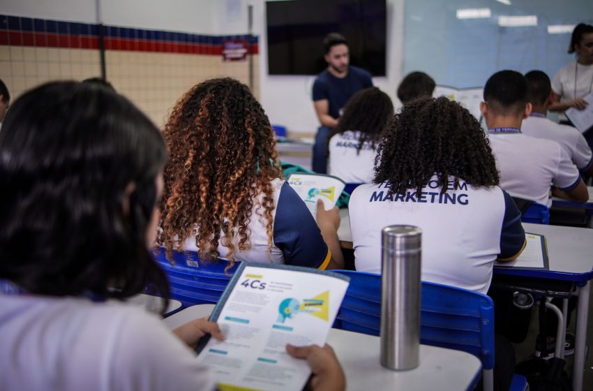  Programa “Executivos na Escola” conecta líderes empresariais a estudantes de escolas públicas do Recife e Olinda Iniciativa da Junior Achievement Pernambuco promove troca de experiências sobre mercado de trabalho, liderança e carreiras com alunos do Ensino Médio