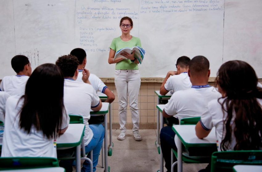  Governo de Pernambuco inicia pagamento da quinta parcela do Fundef para mais de 55 mil profissionais da educação Estado repassa mais de R$ 261 milhões nesta quarta-feira (13) para beneficiários que atuaram na rede estadual entre 1997 e 2006