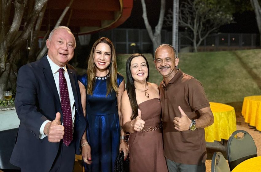  Elinaldo reúne prefeitos e lideranças baianas com Coronel e João Roma em Brasília