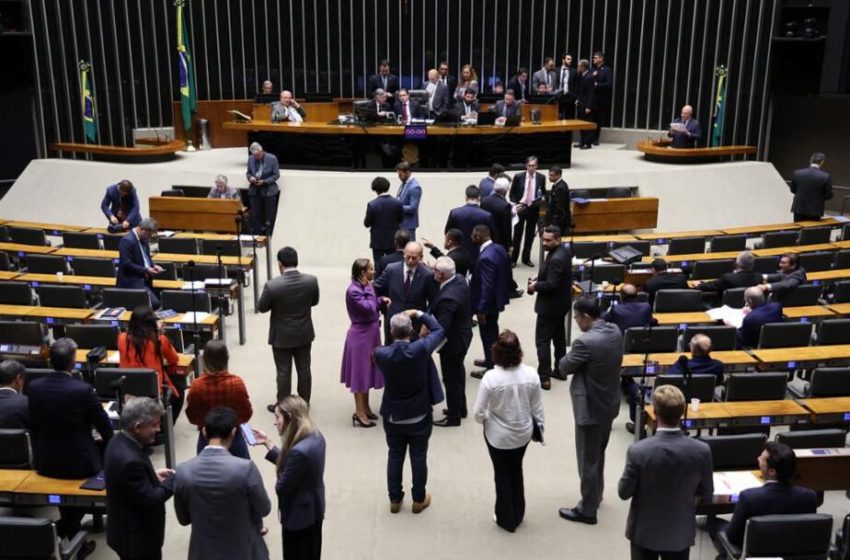  Câmara aprova projeto que aumenta penas para estupro, assédio sexual e crimes de pedofilia Texto da chamada Lei da Dignidade Sexual endurece punições para crimes contra mulheres, crianças e adolescentes e segue agora para análise do Senado