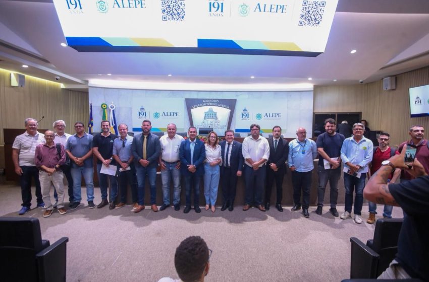  Em audiência pública, Luciano Duque apresenta projeto e debate riscos da tilápia do Vietnã para a piscicultura de Pernambuco Parlamentares, produtores e especialistas discutiram impactos sanitários e econômicos da importação do pescado, além de medidas para proteger a cadeia produtiva pernambucana.