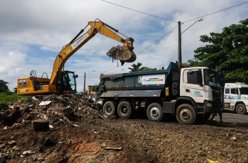  Governo de Pernambuco inicia força-tarefa emergencial de limpeza do Rio Beberibe Ação no Recife prevê retirada de 2 mil metros cúbicos de lixo e entulhos para reduzir riscos de alagamentos durante o período chuvoso
