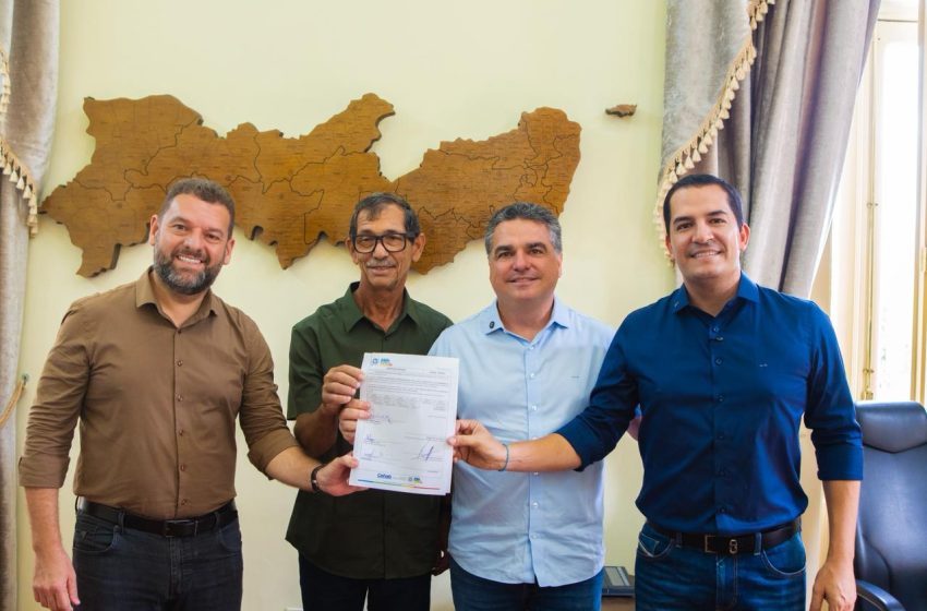  Dannilo Godoy, Raquel Lyra e Marcelo de Alberto assinam ordem de serviço de estrada histórica entre Caraibeiro e Inajá Obra aguardada há anos pela população promete melhorar a mobilidade, fortalecer a economia local e ampliar o acesso entre comunidades da região.