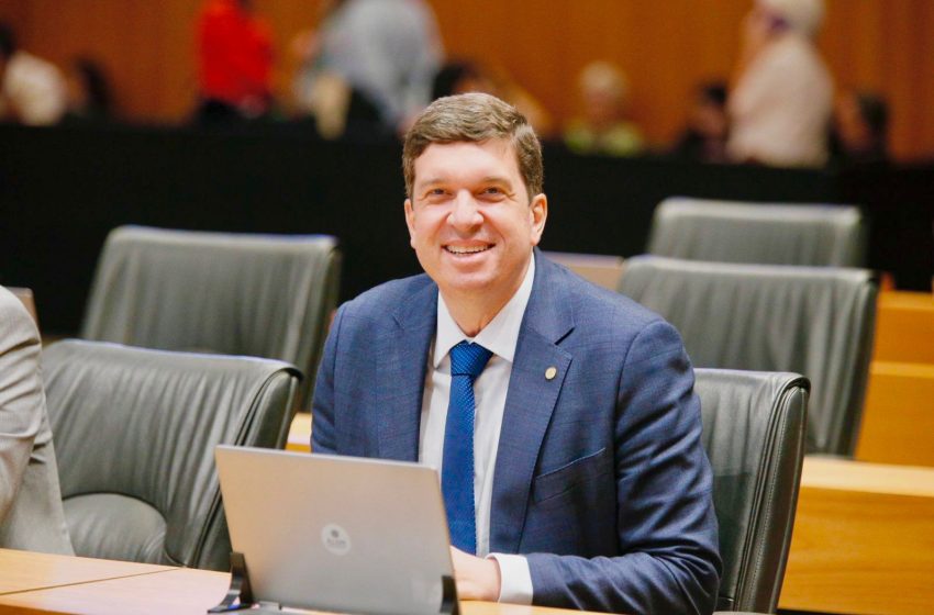  Joãozinho Tenório destaca aprovação de auxílio de R$ 2,5 mil para vítimas das chuvas em Pernambuco Medida aprovada pela Alepe prevê investimento superior a R$ 8,7 milhões para apoiar famílias de baixa renda atingidas pelos temporais no Estado