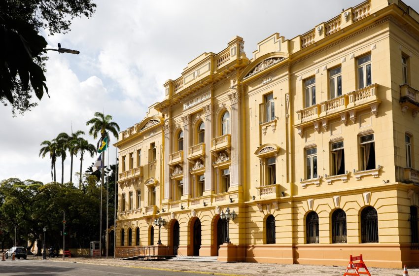 Raquel Lyra sanciona auxílio de R$ 2,5 mil para famílias afetadas pelas chuvas em Pernambuco Benefício será destinado a moradores de 27 municípios em situação de emergência; governo também criou fundo para ações de defesa civil e prevenção climática