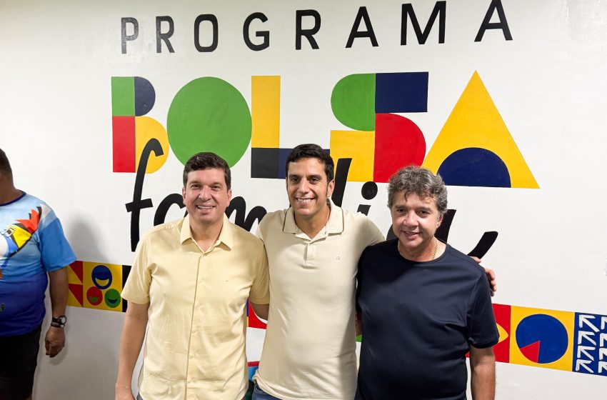  Joãozinho Tenório participa de entregas de ambulâncias, trator agrícola e novo espaço do Bolsa Família em São Joaquim do Monte Deputado acompanhou inauguração de unidade para beneficiários do programa social, reforço na saúde e assinatura de ordem de serviço para construção de novo CAPS no município
