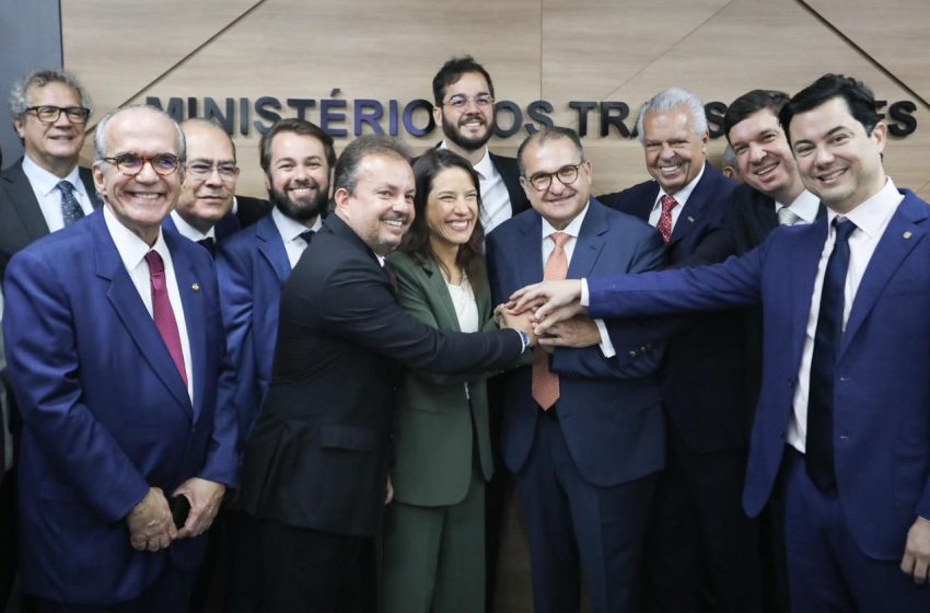  Joãozinho Tenório destaca pacote de R$ 473 milhões em obras anunciado por Raquel Lyra em Brasília Agenda com ministros, prefeitos e lideranças pernambucanas confirmou investimentos em rodovias, mobilidade e retomada da Transnordestina em Pernambuco