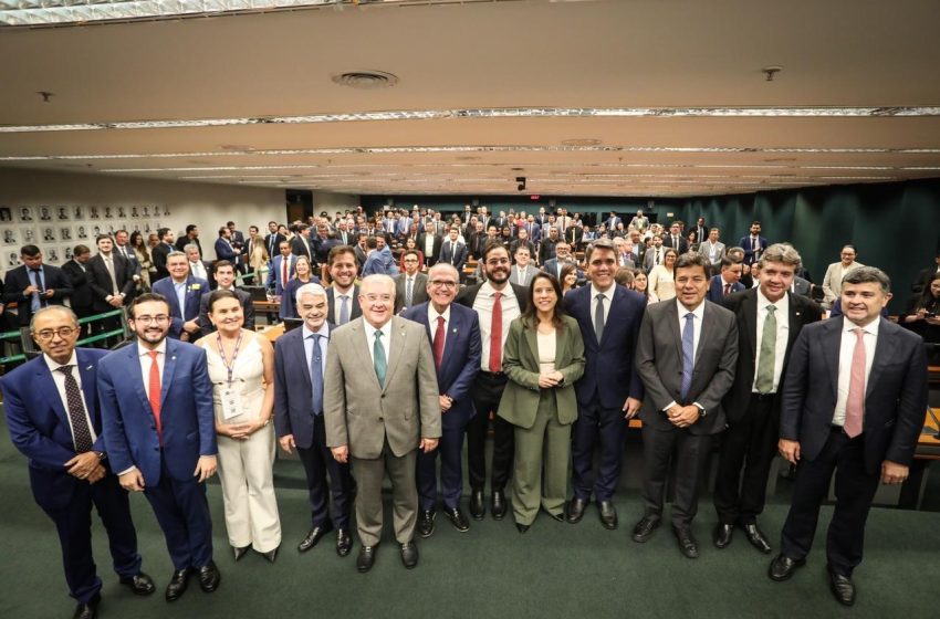  Raquel Lyra reforça parceria com municípios em encontro com prefeitos e bancada federal em Brasília Governadora destacou investimentos em infraestrutura, segurança e assistência social, além da retomada das obras da Transnordestina em Pernambuco