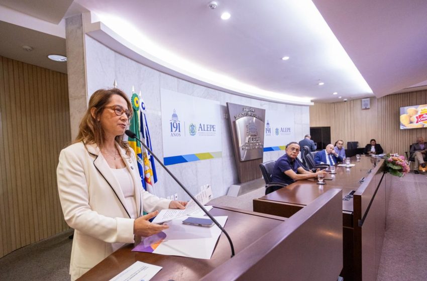  Alepe homenageia os 40 anos do Rei das Coxinhas e destaca trajetória de empreendedorismo pernambucano Sessão solene proposta pela deputada Débora Almeida reconheceu contribuição da empresa para geração de empregos e desenvolvimento econômico do Estado