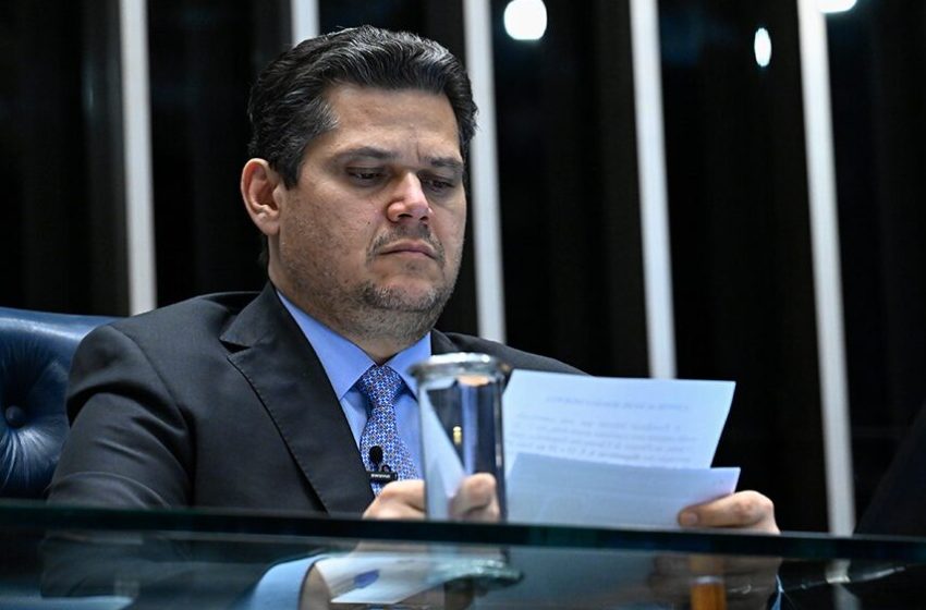  Parlamentares pressionam Davi Alcolumbre por leitura de pedido da CPMI do Banco Master Deputados da oposição e do campo progressista defenderam instalação imediata da comissão mista durante sessão do Congresso e trocaram críticas sobre articulações em torno da investigação
