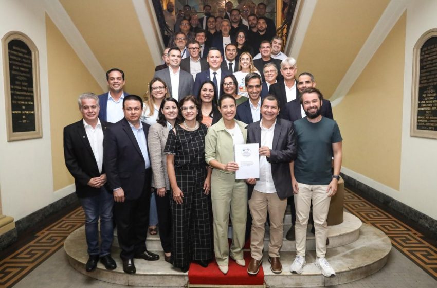  Raquel Lyra se reúne com Polo de Confecções e anuncia grupo de trabalho para defender setor têxtil de Pernambuco Encontro no Palácio do Campo das Princesas debate impactos da “taxa das blusinhas” e reúne empresários, sindicatos, prefeitos e lideranças do Agreste