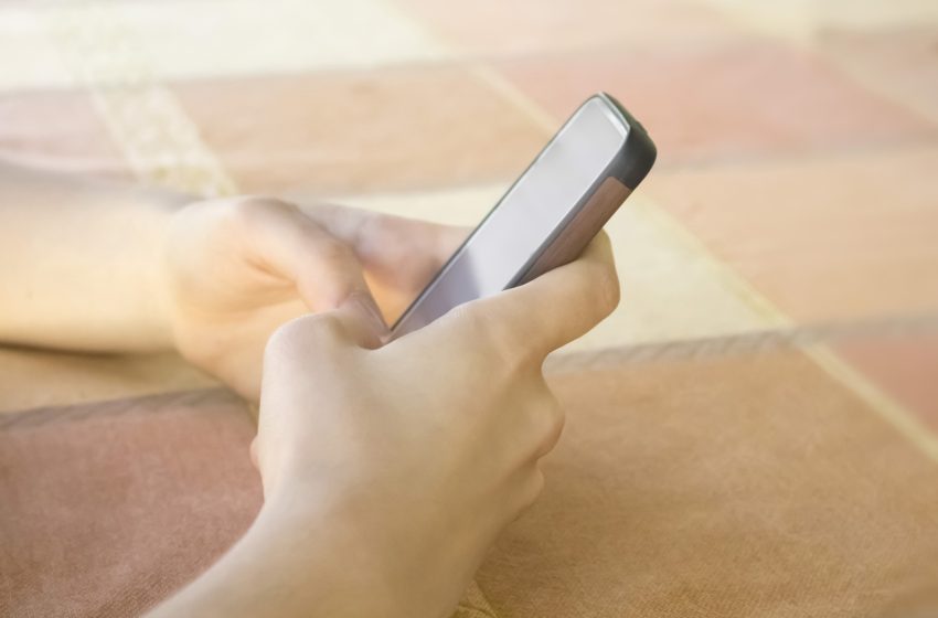  Restrições a redes sociais para menores avançam no mundo e pressionam Brasil por regras mais rígidas Com bans e exigências de verificação etária em países da Europa, EUA e Austrália, debate sobre regulação ganha força e deve impactar plataformas digitais no Brasil