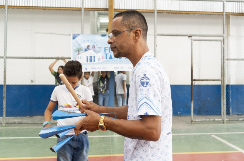  Alunos da rede municipal do Recife participam de aula-espetáculo sobre cultura afro-brasileira Afoxé Povo de Ogunté promove oficinas de dança, percussão e roda de diálogo para estudantes da Escola Municipal Poeta Solano Trindade