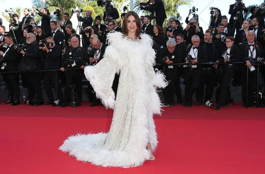  Plumas e paetês retornam ao tapete vermelho de Cannes com glamour sofisticado, analisa Elisabete Bohemio Baccelli