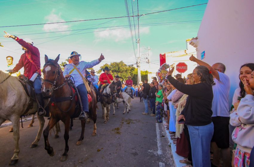  Luciano Duque participa da 32ª Cavalgada à Pedra do Reino e celebra tradição sertaneja em São José do Belmonte Deputado estadual acompanhou a programação cultural do evento, visitou a feira de artesanato e percorreu cerca de 30 quilômetros a cavalo até a Pedra do Reino, destacando a importância da festa para a preservação da identidade e da cultura do Sertão pernambucano.