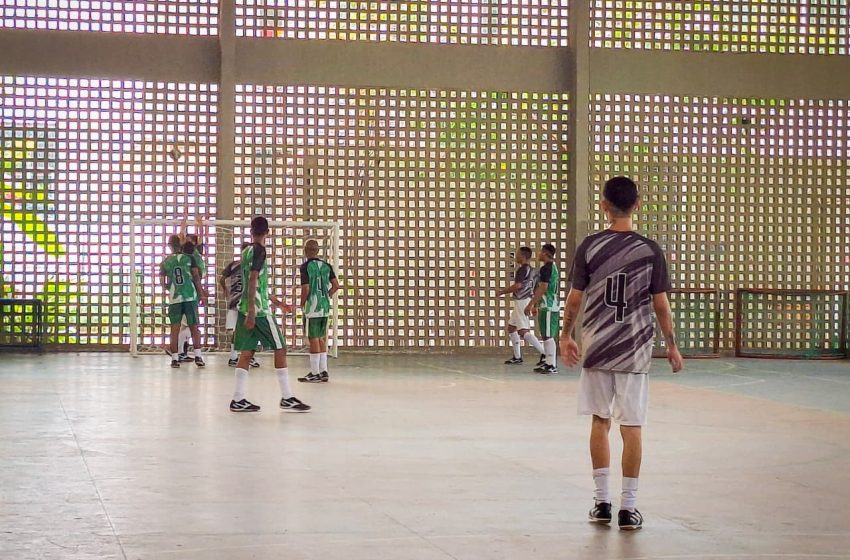  Projeto usa futsal como ferramenta de transformação social para adolescentes da Funase no Recife Iniciativa socioeducativa fortalece vínculos, disciplina e construção de novos projetos de vida por meio do esporte coletivo