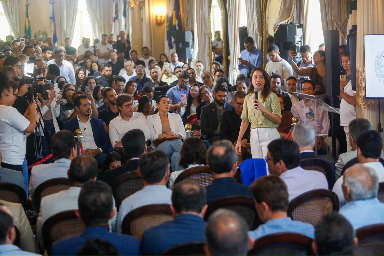 Governadora Raquel Lyra lança Areninhas com investimento de R$ 74,3 milhões para construir 203 campos de futebol em Pernambuco Projeto prevê equipamentos esportivos em todos os municípios do Estado, com campos de gramado sintético, iluminação e estrutura para incentivar inclusão social e formação de novos talentos