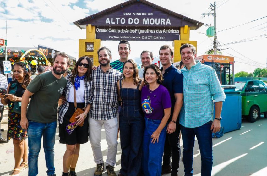  Raquel Lyra prestigia abertura do São João em Serra Negra e Alto do Moura e destaca força da cultura pernambucana Governadora acompanhou os festejos no Agreste ao lado de autoridades e reforçou investimentos em segurança, turismo e valorização das tradições juninas