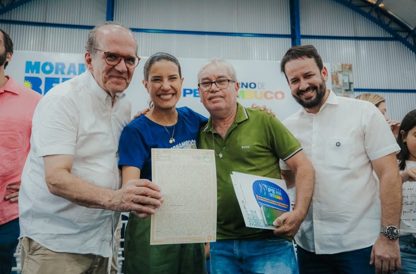 Raquel Lyra entrega PE-560 e títulos de propriedade durante agenda no Sertão do Araripe Em Bodocó, governadora inaugurou rodovia aguardada há seis décadas, beneficiou 84 famílias com regularização fundiária e entregou ônibus escolares