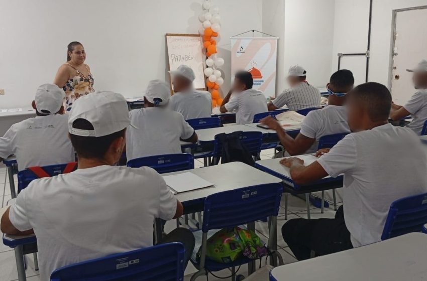  Patronato Penitenciário oferece primeiro curso de cozinheiro para egressos em Pernambuco Capacitação promovida pela Seap/PE, em parceria com o Cefop e o Instituto Pró Cidadão, atende 50 egressos do regime aberto e livramento condicional com aulas teóricas e práticas voltadas à qualificação profissional e reinserção no mercado de trabalho