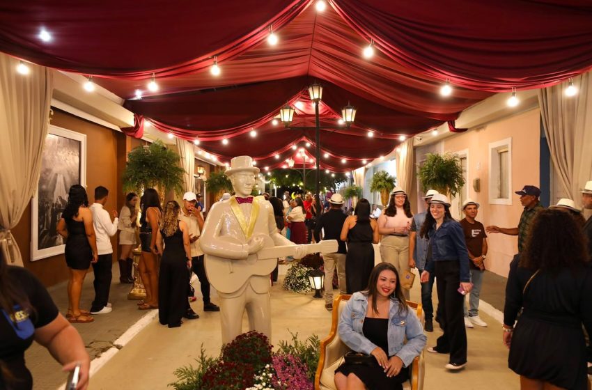  Santa Maria da Boa Vista celebra a 27ª Serenata da Recordação com apoio do Governo de Pernambuco Tradicional evento às margens do Rio São Francisco reuniu milhares de pessoas, cortejo de seresteiros e shows de José Augusto, Tayrone, Eve Sandes e Seresteiros, reforçando a valorização da cultura e do turismo no Sertão pernambucano