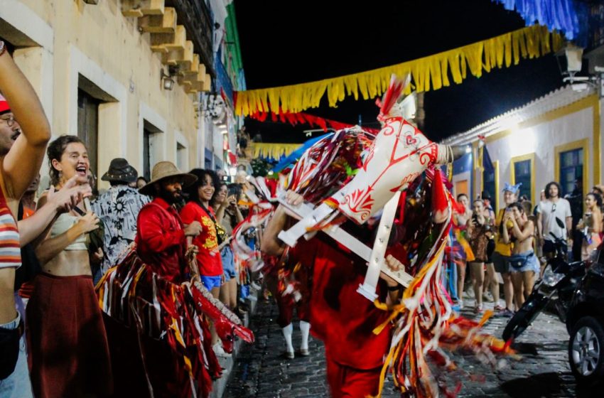  Festival Pernambuco Meu País chega a Buíque com expectativa de movimentar R$ 5 milhões e atrair 70 mil pessoas Evento gratuito acontece entre 19 e 23 de agosto com shows de Seu Jorge, Maneva, Hungria, Eric Land e Tribo de Jah, além de cinema, circo, cultura popular, oficinas e ações no Vale do Catimbau e na Vila do Carneiro